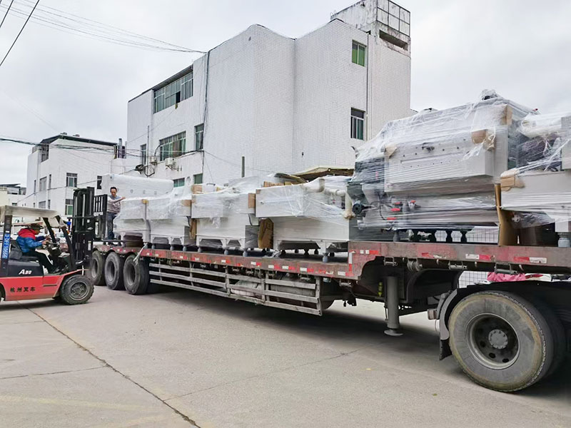 2022年1月19日福建工廠，訂購(gòu)的自動(dòng)退膜退錫蝕刻線到廠，該機(jī)全長(zhǎng)32米